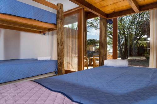 - une chambre avec 2 lits superposés et un balcon dans l'établissement Olas y Arena, à Vichayito