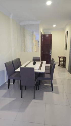 a dining room with a table and chairs at Teeview Homes 9A in Tanah Rata
