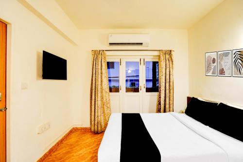 En eller flere senge i et værelse på Super Collection O Holiday Street Calangute Formerly Shruti Resort