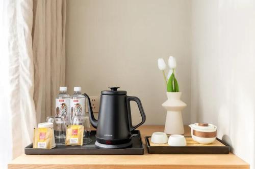 Příslušenství pro přípravu čaje a kávy v ubytování Beijing Tangfu Nanluoguxiang -wangfujing & Forbidden City Snack Street Hutong Culture Hotel