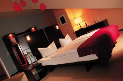 Un pat sau paturi într-o cameră la DämeritzSeehotel