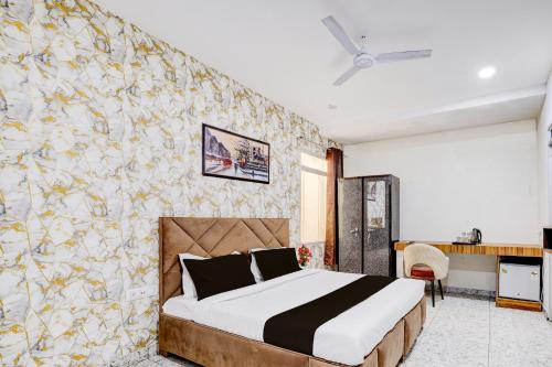 卢迪亚纳Super Hotel O Neopolis Mall Ludhiana Formerly Silver Sky的带床和墙的卧室