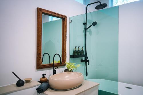ein Badezimmer mit Waschbecken und Dusche in der Unterkunft Villa Verde Ko Phangan in Haad Pleayleam