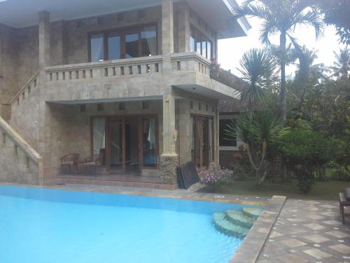 Bazén v ubytování Dewi Ayu Accomodation nebo v jeho okolí