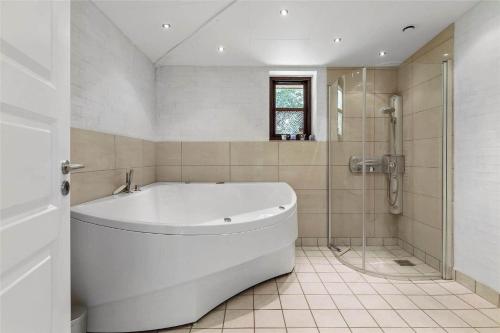 Et badeværelse på 10060-Nykobing-Sj-Lyngengen-34