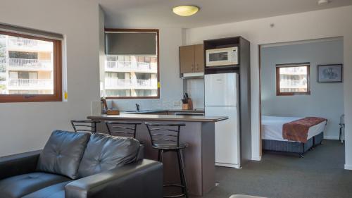 Kuchyň nebo kuchyňský kout v ubytování Broadbeach Savannah Resort