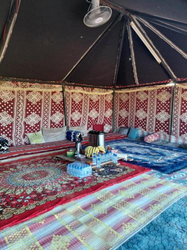 เตียงในห้องที่ Sunset Desert Camp