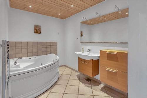 Koupelna v ubytování FJ1201-Jaegerspris-Draby-Strandvej-1-A