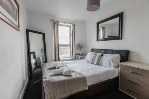 a bedroom with a large bed and a mirror at Hullidays - King & Queen Ensuite in Hull
