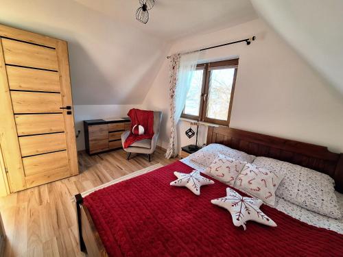 En eller flere senge i et værelse på Domki Górski Klimat