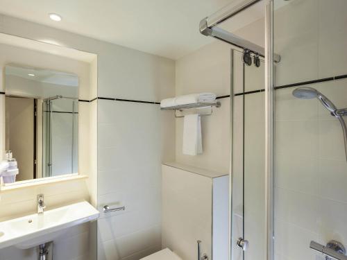un bagno con doccia e lavandino di ibis Styles Paris Nation Porte De Montreuil a Parigi