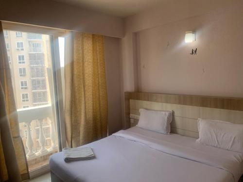 En eller flere senge i et værelse på Radha Palace near prem mandir