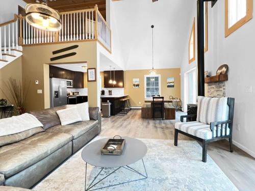 un soggiorno con un divano e un tavolo di The Mendon House Brought to you by GetAway Vacations a Killington
