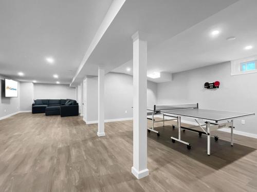 un soggiorno con tavolo da ping pong e divano di The Mendon House Brought to you by GetAway Vacations a Killington