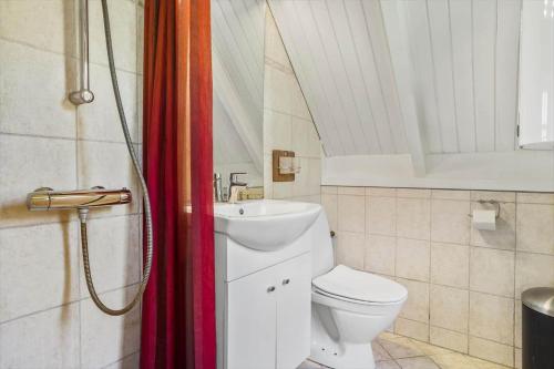 un bagno con un water e un lavandino di LF14258-Fur-Marehalmvej-8 a Fur
