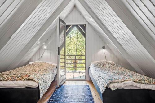 2 letti in una camera mansardata con finestra di LF14258-Fur-Marehalmvej-8 a Fur