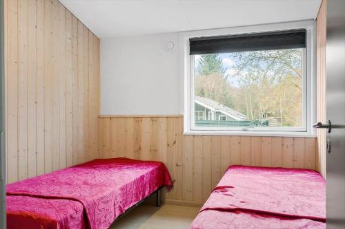 twee bedden in een kamer met een raam bij LF10320-Hurup-Thy-Nattergalevej-2-B in Sønder Ydby