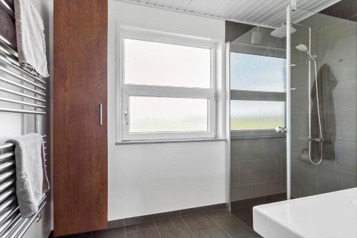 La salle de bains est pourvue d'une porte blanche et d'une fenêtre. dans l'établissement LF14145-Spottrup-Uglkaeret-5, à Spottrup