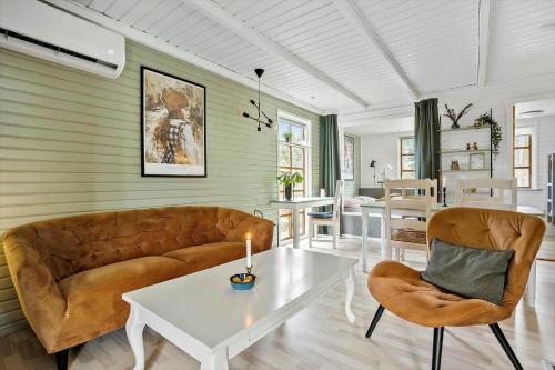 een woonkamer met een bank en een tafel bij LF14163-Roslev-Kybehuse-3 in Roslev