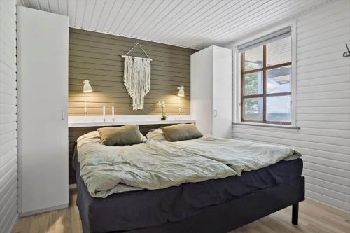 een slaapkamer met een groot bed en een raam bij LF14163-Roslev-Kybehuse-3 in Roslev
