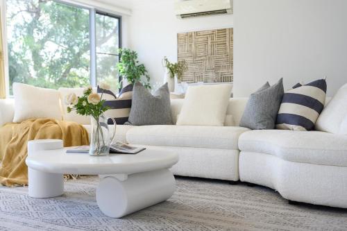 Afbeelding uit fotogalerij van Self-Contained 3BR Upper-Level Unit Collaroy in Collaroy