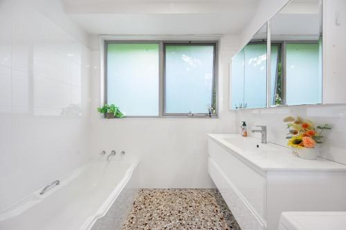 Phòng tắm tại Self-Contained 3BR Upper-Level Unit Collaroy