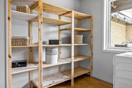 een houten boekenplank in een kamer met een raam bij LF14127-Roslev-Kybehuse-127 in Roslev