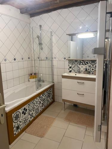 Koupelna v ubytování À l'improviste est une maison individuelle