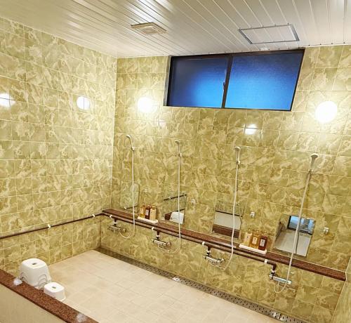 een badkamer met douche en toilet bij 雪场缆车站旁-START HOUSE PIAA-Ski IN Ski OUT in Minami Uonuma