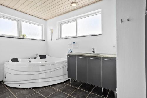 une salle de bain blanche avec une baignoire et un lavabo dans l'établissement LF10322-Hurup-Thy-Sulevej-12, à Sindrup