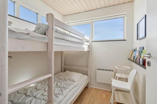 une chambre avec deux lits superposés et une fenêtre dans l'établissement LF10322-Hurup-Thy-Sulevej-12, à Sindrup