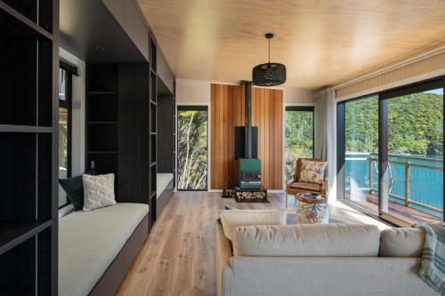 Postel nebo postele na pokoji v ubytování Kahikatea Bay Retreat