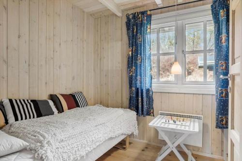 Giường trong phòng chung tại LF10307-Hurup-Thy-Traelobervej-7