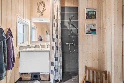 ein Badezimmer mit Dusche und Waschbecken in der Unterkunft LF12183 Vinderup - Åvej 28 in Vinderup