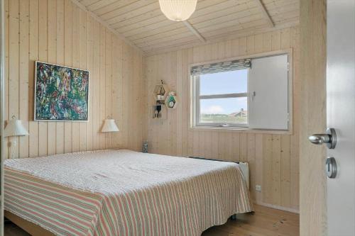 ein Schlafzimmer mit einem Bett und einem Fenster in der Unterkunft LF12183 Vinderup - Åvej 28 in Vinderup