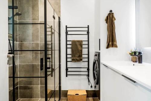 een badkamer met een douche en een wastafel bij LF11106-Struer-Slugten-6 in Humlum