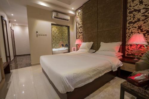 Llit o llits en una habitació de Retaj Hotel Apartments