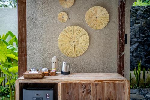 een houten toonbank met vier borden aan de muur bij Moonlit Jungle in Seribatu