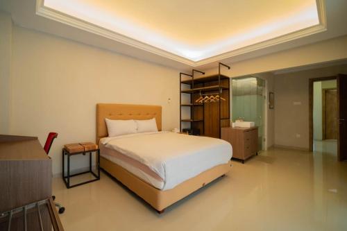 una camera da letto con un letto grande e un bagno di Danka Taman Golf Residence a Kangboi