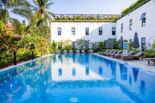 een zwembad voor een gebouw bij Onederz Kampot in Kampot