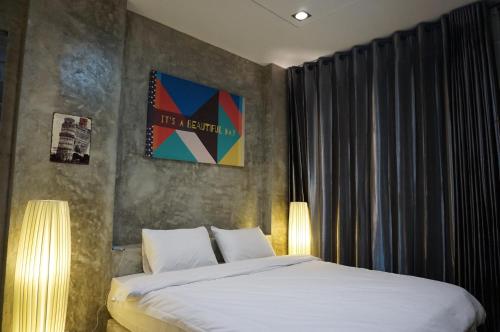 a bedroom with a large bed with two lamps at Phu Pha View Doi in Samoeng