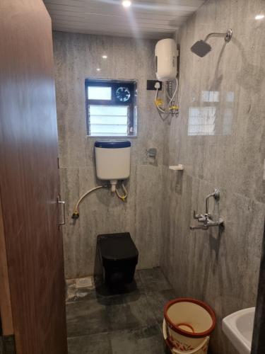 un bagno con WC e lavandino di Breezenx a Kīhīm