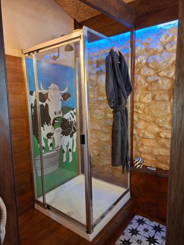 墨累桥A La Folly The Retreat的淋浴间里挂着一幅画，画的是一头待在水桶里的奶牛。