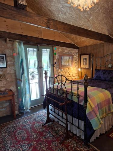 墨累桥A La Folly The Retreat的带窗户的房间里有一张床的卧室