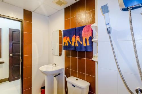 Ένα μπάνιο στο Baan Yuyen Karon Guesthouse