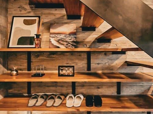 een groep schoenen die op een houten plank staan bij RYUKYU BREEZE 1棟貸し 天然ビーチまで徒歩30秒 プライベートプール付きVilla 北部 in Nago