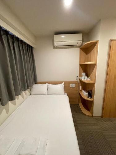 Postel nebo postele na pokoji v ubytování Hopetree OSAKA GRAND