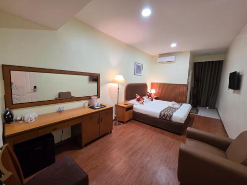 En eller flere senge i et værelse på Grand Luxury Hotel Semporna