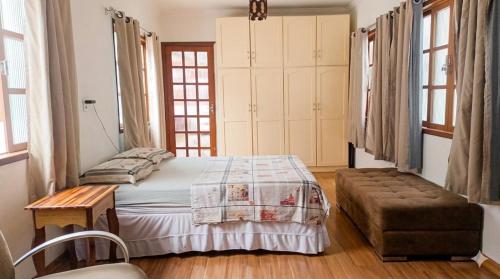 Giường trong phòng chung tại Espaço inteiro 2 quartos perto da rota gastronômica e praias