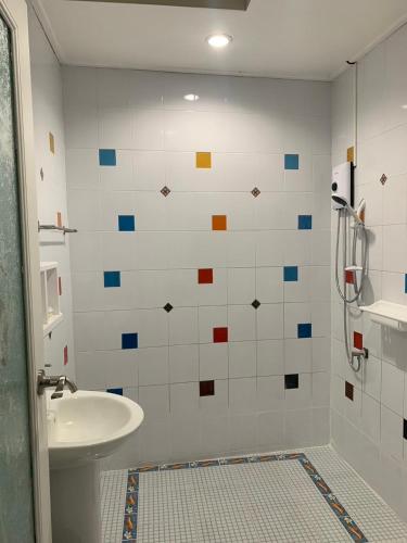 a bathroom with a sink and a shower at Sukkeehouse in Ko Larn